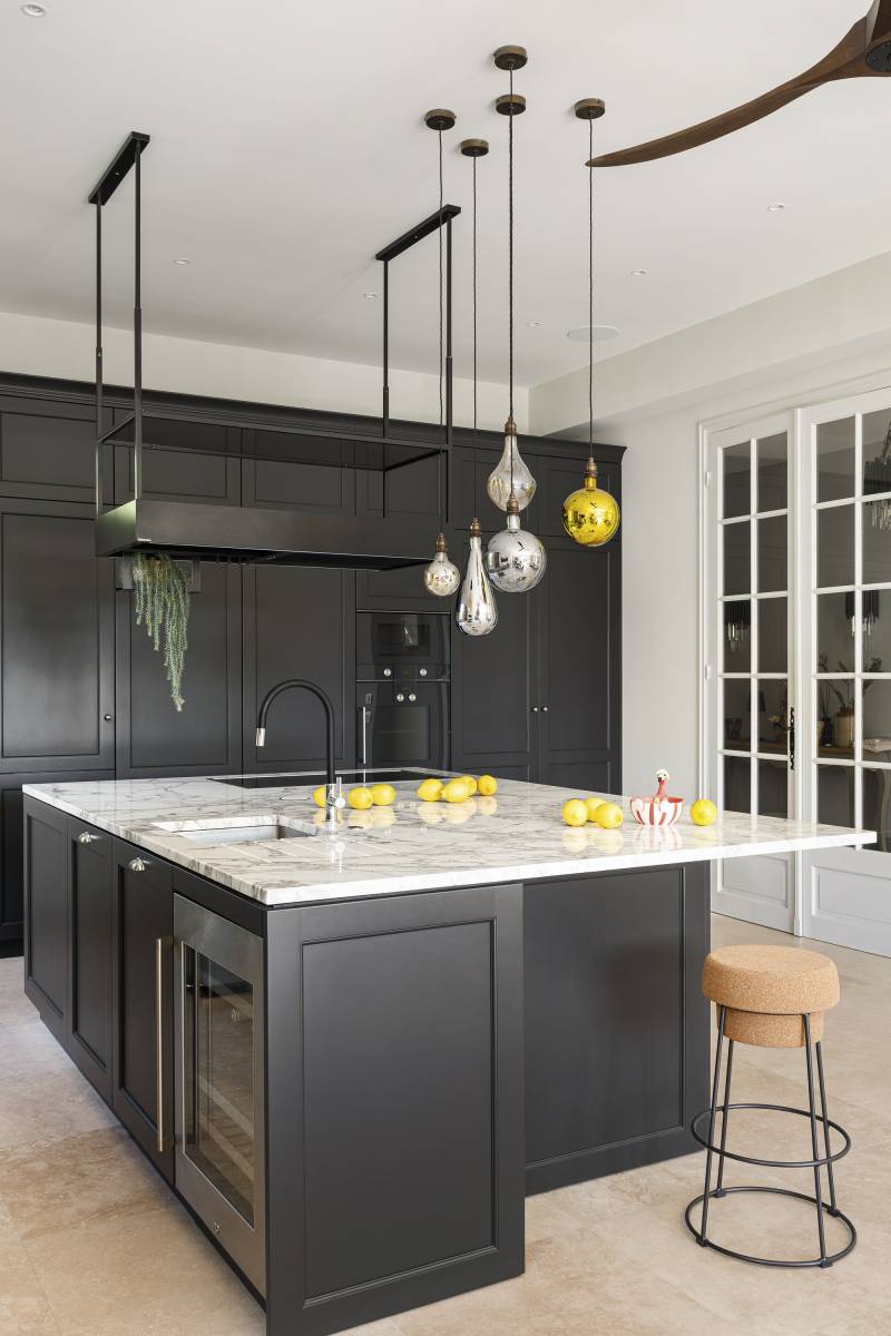 An kitchen combining English style and Mediterranean influences in Cap Ferrat.